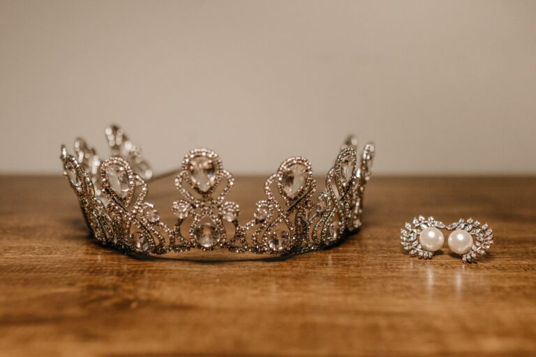 “Regal Radiance: Choosing the Perfect Crown for the Bride” REVIEWS